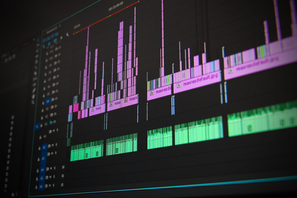 Écran d'ordi qui montre une Timeline de montage vidéo sur l'application Adobe Première pro.