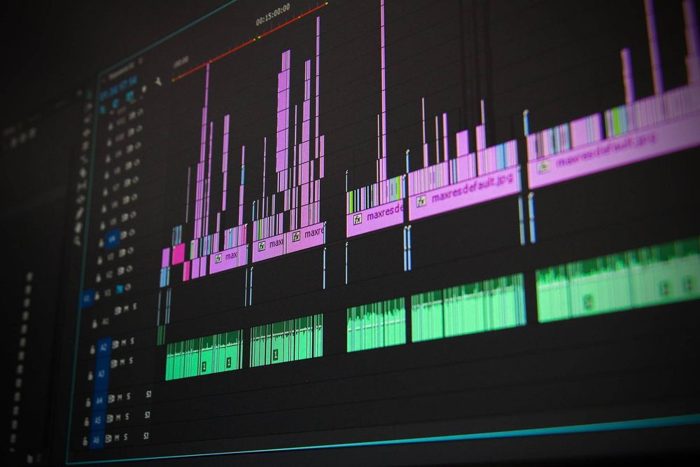 Écran d'ordi qui montre une Timeline de montage vidéo sur l'application Adobe Première pro.
