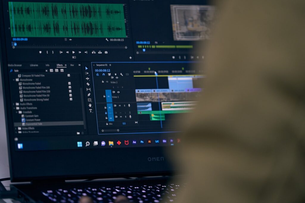 Décoratif Une personne qui fait du montage vidéo, sur l'application de Adobe Premier Pro. Sur un ordinateur portable